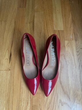 Calvin Klein size 8.5 candy apple red pumps